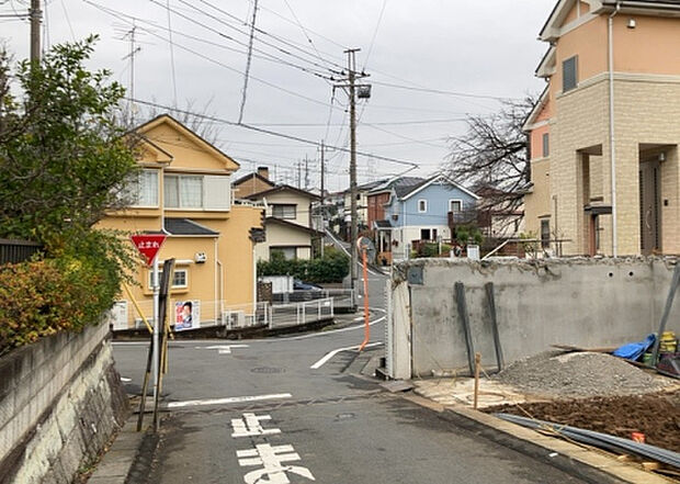 桜や紅葉の名所に出かける人は多いと思いますが、家にいながら季節の移ろいを感じる生活を送りませんか?リビングや窓から見える景色が生活を彩るワンポイントに!現地から見える景色を堪能してみては如何でしょう。
