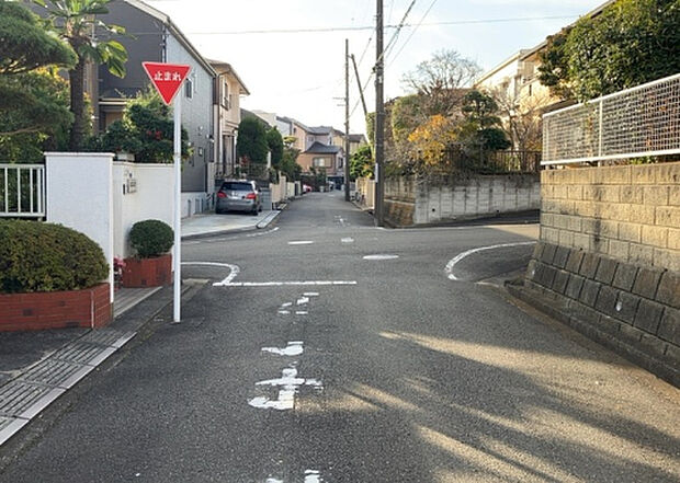 桜や紅葉の名所に出かける人は多いと思いますが、家にいながら季節の移ろいを感じる生活を送りませんか?リビングや窓から見える景色が生活を彩るワンポイントに!現地から見える景色を堪能してみては如何でしょう。