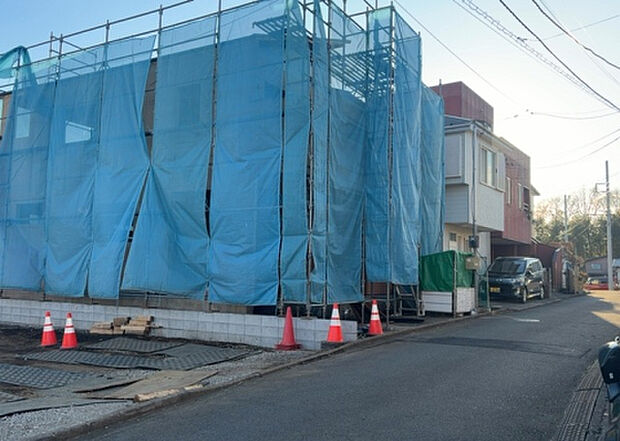 住宅用の土地では前面道路に2m以上接していなければならないと法律で定められています。しかし、お持ちの車のサイズやライフスタイルなどにより、2mでは利便が悪い場合もございますので、事前に確認しましょう。