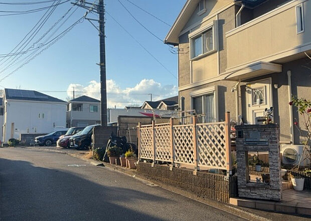 桜や紅葉の名所に出かける人は多いと思いますが、家にいながら季節の移ろいを感じる生活を送りませんか?リビングや窓から見える景色が生活を彩るワンポイントに!現地から見える景色を堪能してみては如何でしょう。