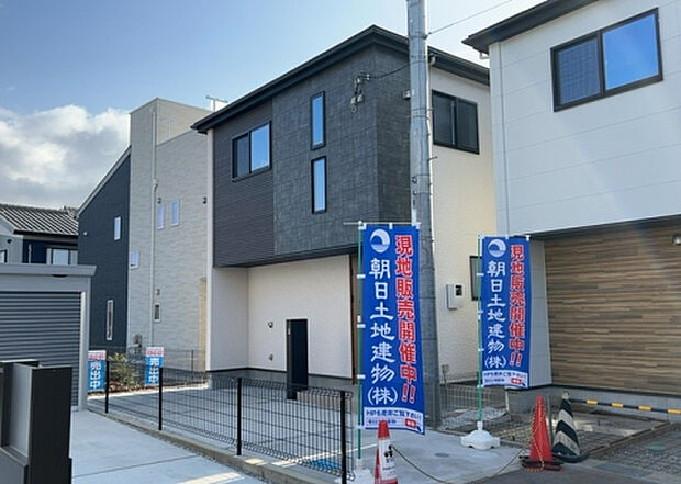 ついに完成致しました!現地をご見学に行く際は、道路の幅や周辺の交通量、施設などをご確認頂くことをおすすめします!物件の流れが早いため、内見をしたい方はお早めに当社営業までお問い合わせ頂きご予約下さい!