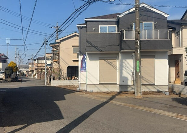 住宅用の土地では前面道路に2m以上接していなければならないと法律で定められています。しかし、お持ちの車のサイズやライフスタイルなどにより、2mでは利便が悪い場合もございますので、事前に確認しましょう。