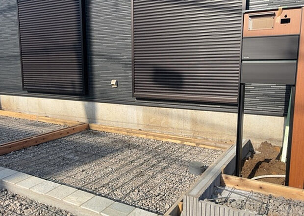 木造住宅とは土台、壁、柱など建築物の強度を支える構造体の材に木が使用されている構造を指します。構造体は建物の自重を支えるだけではなく風圧や水圧、積裁荷重などあらゆる衝撃に耐えるための基礎です。