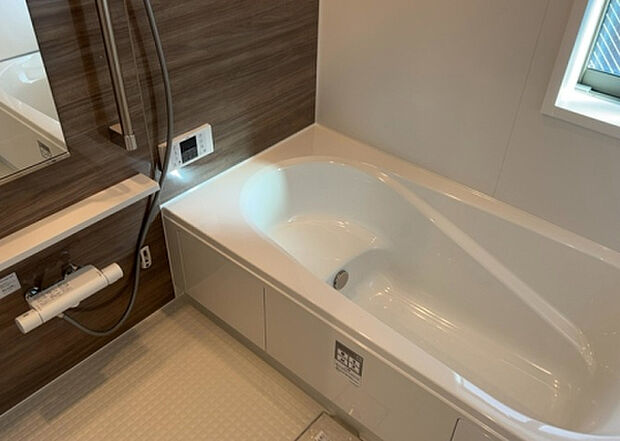 入浴時の快適さも大事なことですが、綺麗な状態を維持できなければ気持ちよく入浴できません。毎日の掃除が楽という点は大事なポイントになります!カビが生えにくく掃除がしやすい、壁や浴槽を選ぶといいでしょう。