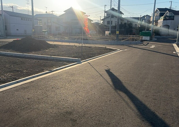 住宅用の土地では前面道路に2m以上接していなければならないと法律で定められています。しかし、お持ちの車のサイズやライフスタイルなどにより、2mでは利便が悪い場合もございますので、事前に確認しましょう。