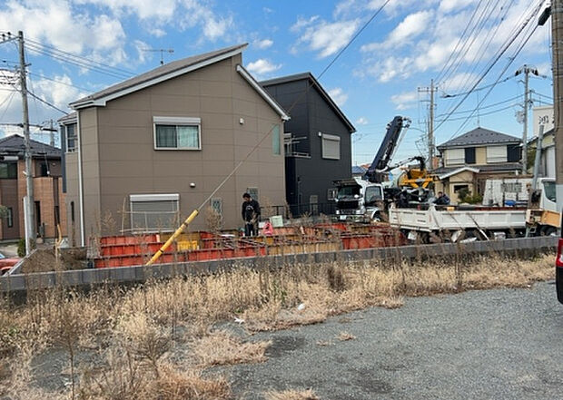 住宅用の土地では前面道路に2m以上接していなければならないと法律で定められています。しかし、お持ちの車のサイズやライフスタイルなどにより、2mでは利便が悪い場合もございますので、事前に確認しましょう。