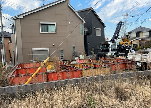 木造住宅とは土台、壁、柱など建築物の強度を支える構造体の材に木が使用されている構造を指します。構造体は建物の自重を支えるだけではなく風圧や水圧、積裁荷重などあらゆる衝撃に耐えるための基礎です。