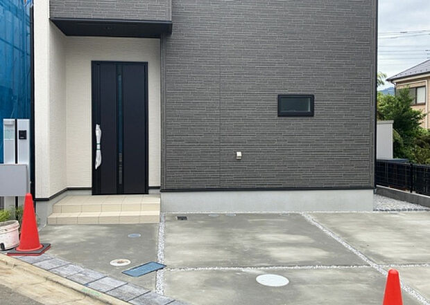 木造住宅とは土台、壁、柱など建築物の強度を支える構造体の材に木が使用されている構造を指します。構造体は建物の自重を支えるだけではなく風圧や水圧、積裁荷重などあらゆる衝撃に耐えるための基礎です。