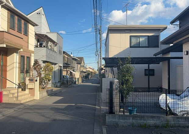 桜や紅葉の名所に出かける人は多いと思いますが、家にいながら季節の移ろいを感じる生活を送りませんか?リビングや窓から見える景色が生活を彩るワンポイントに!現地から見える景色を堪能してみては如何でしょう。