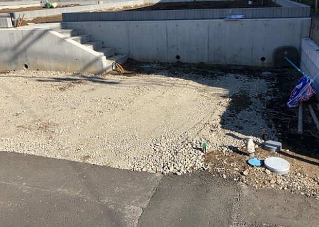 住宅用の土地では前面道路に2m以上接していなければならないと法律で定められています。しかし、お持ちの車のサイズやライフスタイルなどにより、2mでは利便が悪い場合もございますので、事前に確認しましょう。