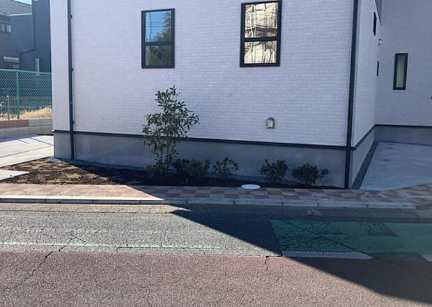 木造住宅とは土台、壁、柱など建築物の強度を支える構造体の材に木が使用されている構造を指します。構造体は建物の自重を支えるだけではなく風圧や水圧、積裁荷重などあらゆる衝撃に耐えるための基礎です。