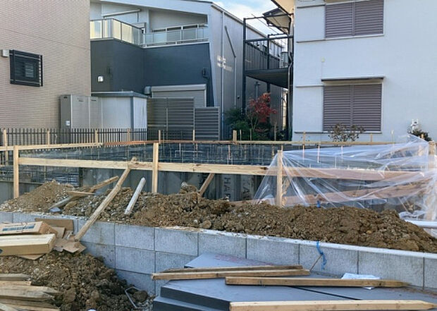 木造住宅とは土台、壁、柱など建築物の強度を支える構造体の材に木が使用されている構造を指します。構造体は建物の自重を支えるだけではなく風圧や水圧、積裁荷重などあらゆる衝撃に耐えるための基礎です。