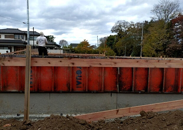 木造住宅とは土台、壁、柱など建築物の強度を支える構造体の材に木が使用されている構造を指します。構造体は建物の自重を支えるだけではなく風圧や水圧、積裁荷重などあらゆる衝撃に耐えるための基礎です。