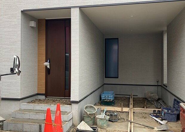 木造住宅とは土台、壁、柱など建築物の強度を支える構造体の材に木が使用されている構造を指します。構造体は建物の自重を支えるだけではなく風圧や水圧、積裁荷重などあらゆる衝撃に耐えるための基礎です。