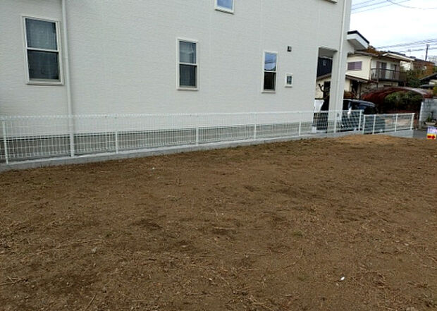 木造住宅とは土台、壁、柱など建築物の強度を支える構造体の材に木が使用されている構造を指します。構造体は建物の自重を支えるだけではなく風圧や水圧、積裁荷重などあらゆる衝撃に耐えるための基礎です。