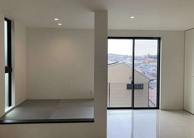 リビングの間取りの種類は大きくわけてリビングとダイニングが別になっているタイプ、リビングダイニング一体型です。どちらも一長一短ですので、家を選ぶ時はその両面をチェックして決めるようにしましょう。