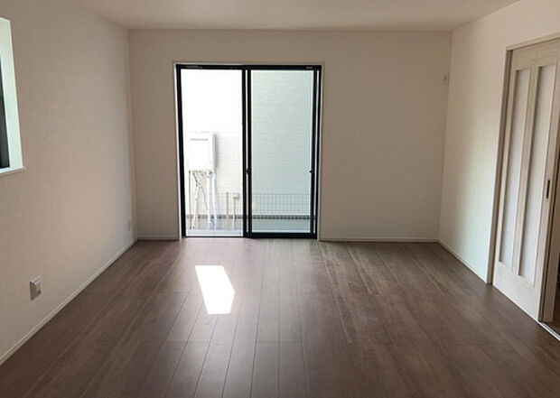 リビングの間取りの種類は大きくわけてリビングとダイニングが別になっているタイプ、リビングダイニング一体型です。どちらも一長一短ですので、家を選ぶ時はその両面をチェックして決めるようにしましょう。