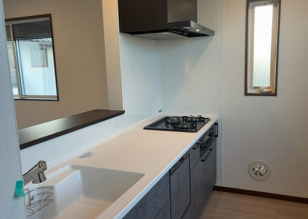 標準的なシステムキッチンの横幅は、165cm~300cm程度です。2100・2400・2550・2700などミリ単位で表記されます。普段どのように料理をするのかを想定しながら合ったサイズを選びましょう