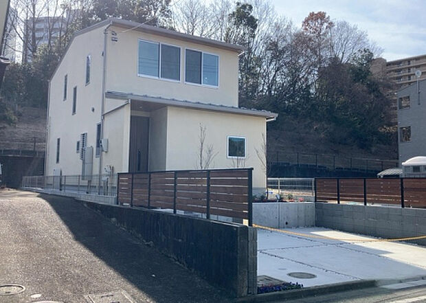 住宅用の土地では前面道路に2m以上接していなければならないと法律で定められています。しかし、お持ちの車のサイズやライフスタイルなどにより、2mでは利便が悪い場合もございますので、事前に確認しましょう。