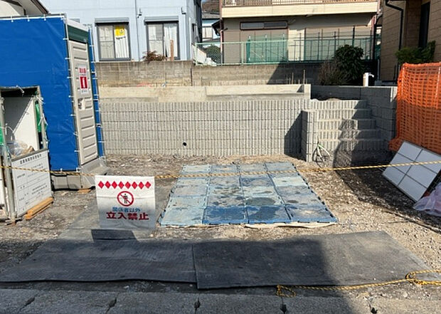 車一台あたりに必要なスペースは、標準サイズの普通自動車で横幅2m50cm、長さ5mは必要になります。ただし、乗降のことも考慮して横幅3m30cm、長さ5m50cmほどは確保できるところを選びましょう。