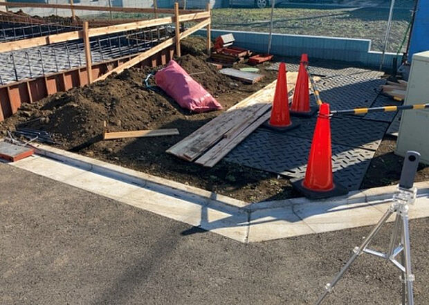 車一台あたりに必要なスペースは、標準サイズの普通自動車で横幅2m50cm、長さ5mは必要になります。ただし、乗降のことも考慮して横幅3m30cm、長さ5m50cmほどは確保できるところを選びましょう。