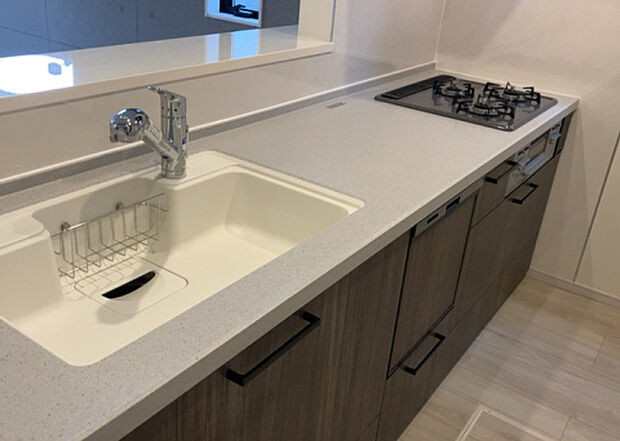 標準的なシステムキッチンの横幅は、165cm~300cm程度です。2100・2400・2550・2700などミリ単位で表記されます。普段どのように料理をするのかを想定しながら合ったサイズを選びましょう