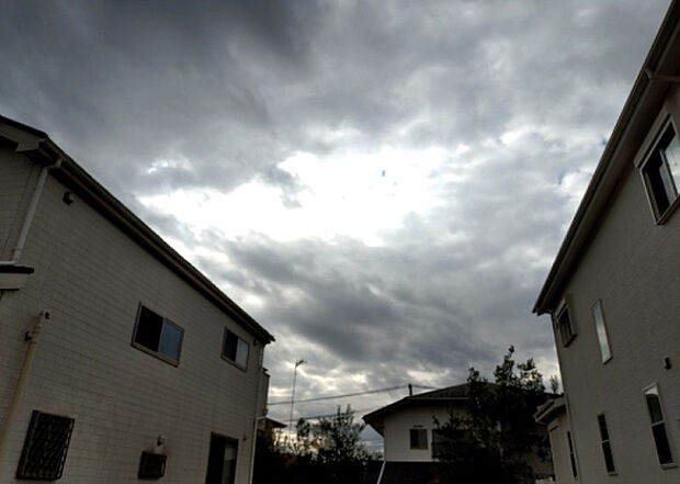 桜や紅葉の名所に出かける人は多いと思いますが、家にいながら季節の移ろいを感じる生活を送りませんか?リビングや窓から見える景色が生活を彩るワンポイントに!現地から見える景色を堪能してみては如何でしょう。