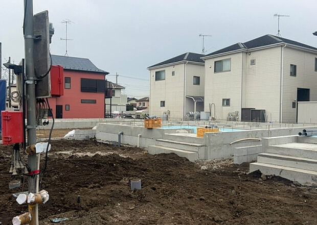 現地をご見学に行く際は、道路の幅や周辺の交通量、施設などをご確認頂くことをおすすめします!ある程度イメージをつけたいという場合は、同売主の施工事例や完成パースもお見せします。