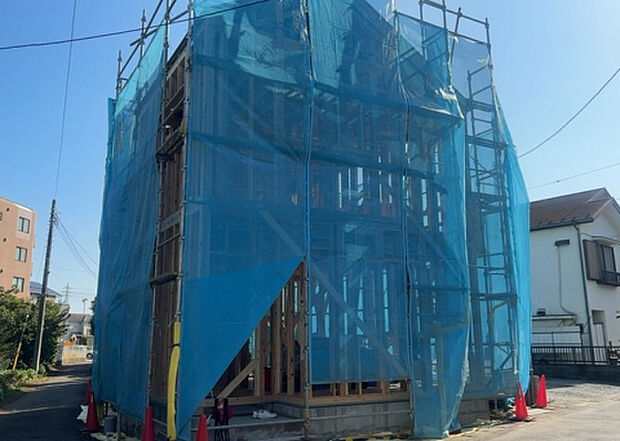 現地をご見学に行く際は、道路の幅や周辺の交通量、施設などをご確認頂くことをおすすめします!ある程度イメージをつけたいという場合は、同売主の施工事例や完成パースもお見せします。