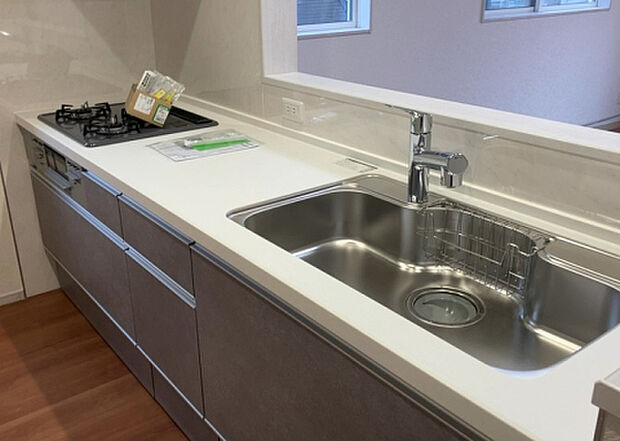 標準的なシステムキッチンの横幅は、165cm~300cm程度です。2100・2400・2550・2700などミリ単位で表記されます。普段どのように料理をするのかを想定しながら合ったサイズを選びましょう