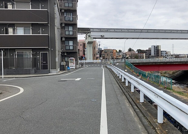 桜や紅葉の名所に出かける人は多いと思いますが、家にいながら季節の移ろいを感じる生活を送りませんか？リビングや窓から見える景色が生活を彩るワンポイントに！現地から見える景色を堪能してみては如何でしょう。