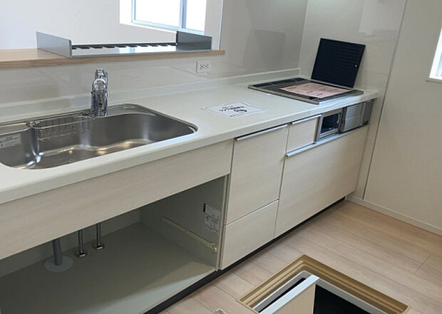 標準的なシステムキッチンの横幅は、165cm～300cm程度です。2100・2400・2550・2700などミリ単位で表記されます。普段どのように料理をするのかを想定しながら合ったサイズを選びましょう