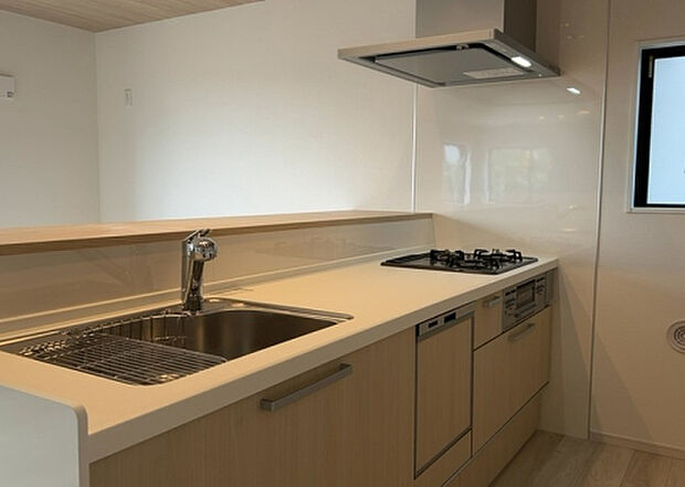 標準的なシステムキッチンの横幅は、165cm～300cm程度です。2100・2400・2550・2700などミリ単位で表記されます。普段どのように料理をするのかを想定しながら合ったサイズを選びましょう