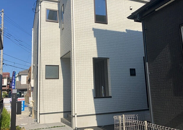 住宅用の土地では前面道路に2m以上接していなければならないと法律で定められています。しかし、お持ちの車のサイズやライフスタイルなどにより、2mでは利便が悪い場合もございますので、事前に確認しましょう。