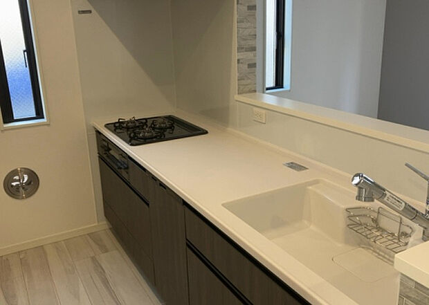 標準的なシステムキッチンの横幅は、165cm～300cm程度です。2100・2400・2550・2700などミリ単位で表記されます。普段どのように料理をするのかを想定しながら合ったサイズを選びましょう