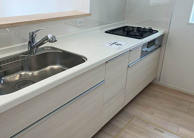 標準的なシステムキッチンの横幅は、165cm~300cm程度です。2100・2400・2550・2700などミリ単位で表記されます。普段どのように料理をするのかを想定しながら合ったサイズを選びましょう