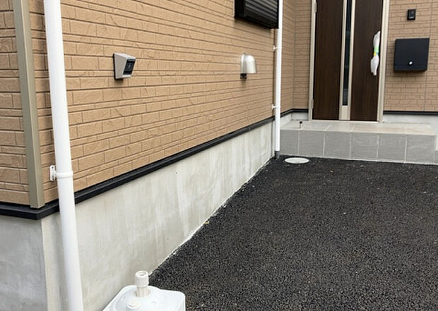 木造住宅とは土台、壁、柱など建築物の強度を支える構造体の材に木が使用されている構造を指します。構造体は建物の自重を支えるだけではなく風圧や水圧、積裁荷重などあらゆる衝撃に耐えるための基礎です。