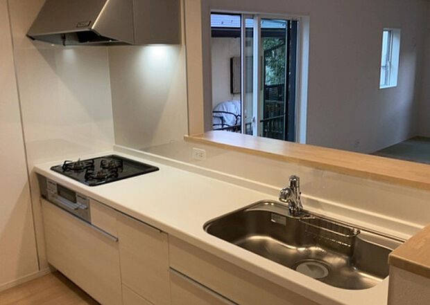 標準的なシステムキッチンの横幅は、165cm～300cm程度です。2100・2400・2550・2700などミリ単位で表記されます。普段どのように料理をするのかを想定しながら合ったサイズを選びましょう