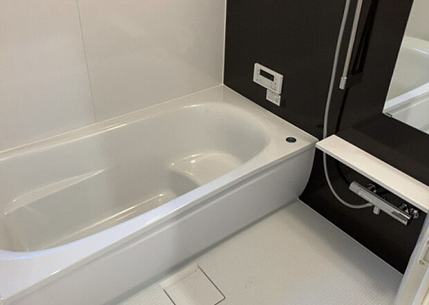 入浴時の快適さも大事なことですが、綺麗な状態を維持できなければ気持ちよく入浴できません。毎日の掃除が楽という点は大事なポイントになります！カビが生えにくく掃除がしやすい、壁や浴槽を選ぶといいでしょう。