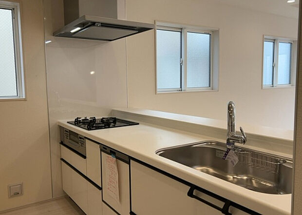 標準的なシステムキッチンの横幅は、165cm～300cm程度です。2100・2400・2550・2700などミリ単位で表記されます。普段どのように料理をするのかを想定しながら合ったサイズを選びましょう