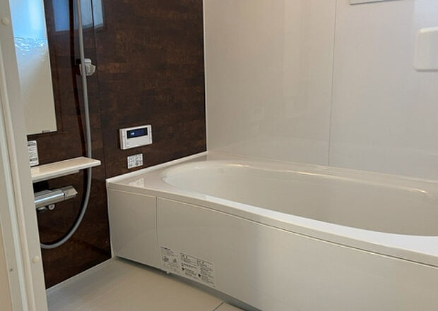 入浴時の快適さも大事なことですが、綺麗な状態を維持できなければ気持ちよく入浴できません。毎日の掃除が楽という点は大事なポイントになります！カビが生えにくく掃除がしやすい、壁や浴槽を選ぶといいでしょう。