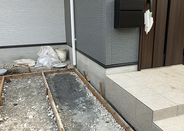 木造住宅とは土台、壁、柱など建築物の強度を支える構造体の材に木が使用されている構造を指します。構造体は建物の自重を支えるだけではなく風圧や水圧、積裁荷重などあらゆる衝撃に耐えるための基礎です。