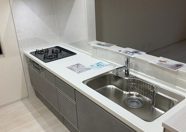 標準的なシステムキッチンの横幅は、165cm～300cm程度です。2100・2400・2550・2700などミリ単位で表記されます。普段どのように料理をするのかを想定しながら合ったサイズを選びましょう