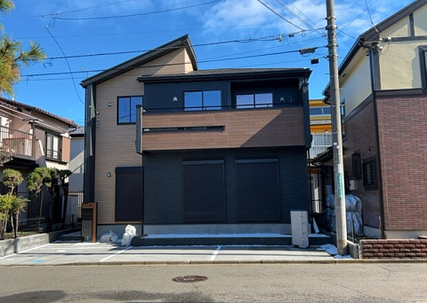 住宅用の土地では前面道路に2m以上接していなければならないと法律で定められています。しかし、お持ちの車のサイズやライフスタイルなどにより、2mでは利便が悪い場合もございますので、事前に確認しましょう。