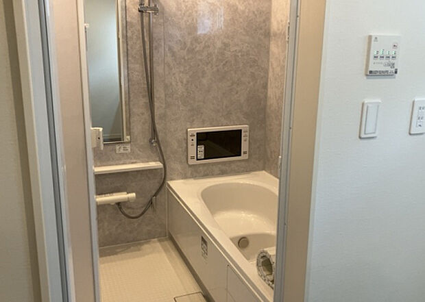 入浴時の快適さも大事なことですが、綺麗な状態を維持できなければ気持ちよく入浴できません。毎日の掃除が楽という点は大事なポイントになります！カビが生えにくく掃除がしやすい、壁や浴槽を選ぶといいでしょう。