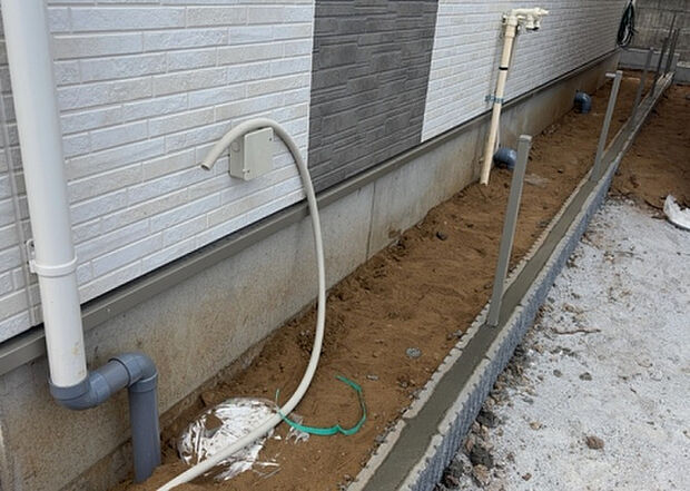 木造住宅とは土台、壁、柱など建築物の強度を支える構造体の材に木が使用されている構造を指します。構造体は建物の自重を支えるだけではなく風圧や水圧、積裁荷重などあらゆる衝撃に耐えるための基礎です。