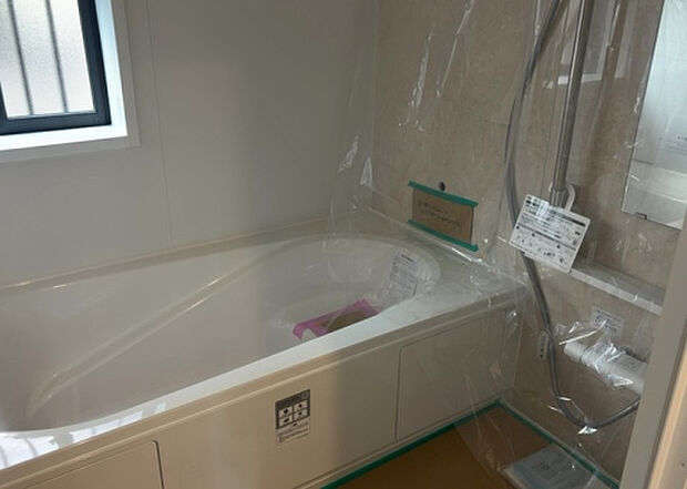 入浴時の快適さも大事なことですが、綺麗な状態を維持できなければ気持ちよく入浴できません。毎日の掃除が楽という点は大事なポイントになります！カビが生えにくく掃除がしやすい、壁や浴槽を選ぶといいでしょう。