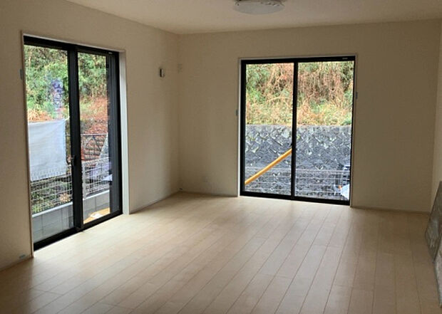 リビングの間取りの種類は大きくわけてリビングとダイニングが別になっているタイプ、リビングダイニング一体型です。どちらも一長一短ですので、家を選ぶ時はその両面をチェックして決めるようにしましょう。