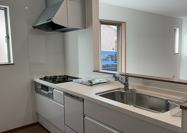 標準的なシステムキッチンの横幅は、165cm～300cm程度です。2100・2400・2550・2700などミリ単位で表記されます。普段どのように料理をするのかを想定しながら合ったサイズを選びましょう