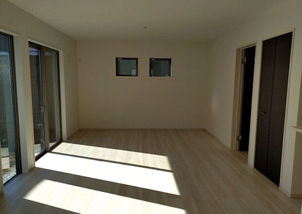 リビングの間取りの種類は大きくわけてリビングとダイニングが別になっているタイプ、リビングダイニング一体型です。どちらも一長一短ですので、家を選ぶ時はその両面をチェックして決めるようにしましょう。